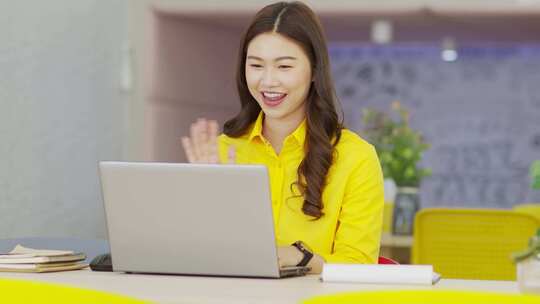 年轻的亚洲女商人穿着黄色衬衫开会在线视频电话会议