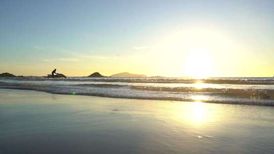 海边摩托艇浪花日出夕阳