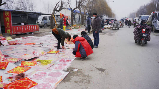 4k春节北方集市卖春联的热闹场景实拍视频视频素材模板下载
