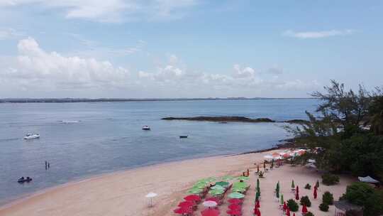 鸟瞰海滩和大海