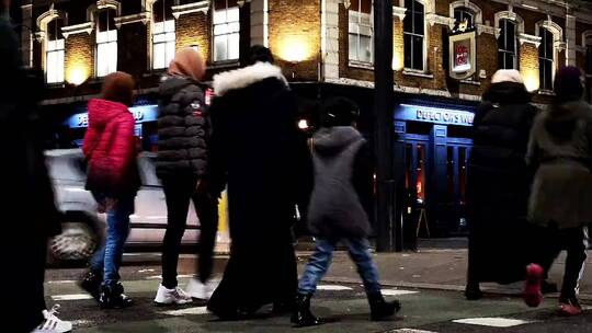 延时拍摄人们在伦敦繁忙的街道上行走