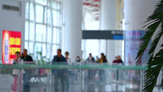 机场刚下飞机的旅客人群视频素材模板下载
