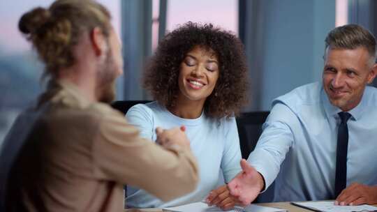 商务会议，握手，女士，男士