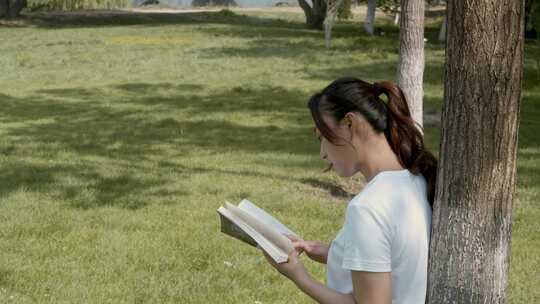 女孩草坪上看书、阅读、慵懒惬意