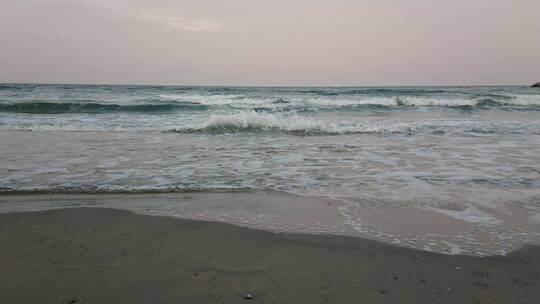海浪涌向海岸