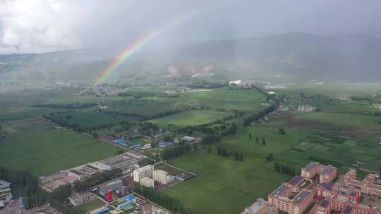 彝族新村现祥瑞，雨后彩虹。