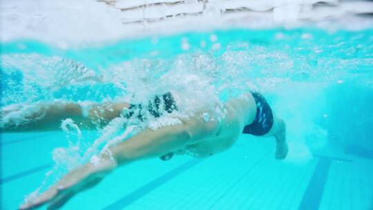 水下游泳的运动员特写镜头