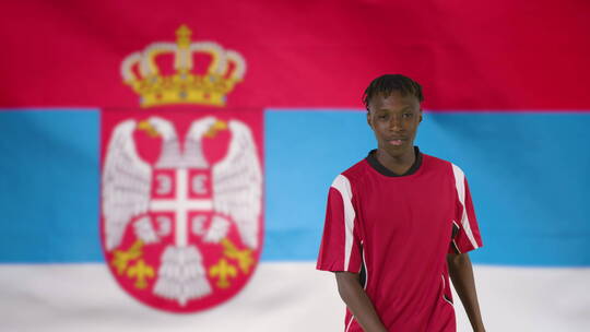 年轻足球运动员在塞尔维亚国旗庆祝