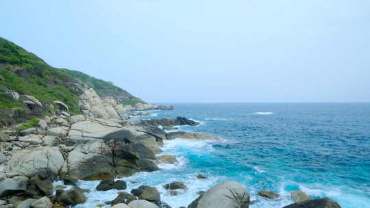 海南三亚海景大海边蓝色海浪拍打礁石岩石