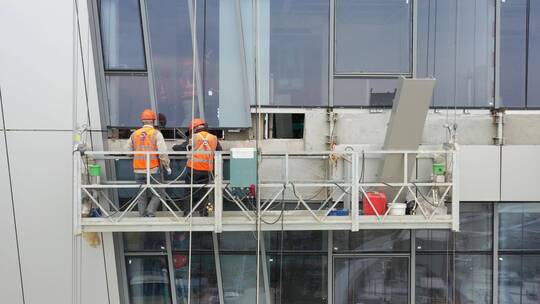 大厦幕墙安装施工高空作业吊篮建筑工人视频素材模板下载