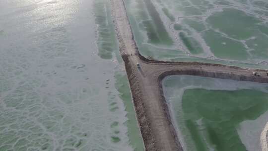 青海海西大柴旦湖面小路航拍视频