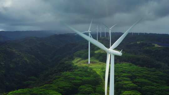 绿色山坡上的风力发电