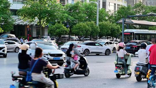 马路车流人来人往拥堵车流路口行人