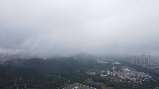 雨后雨雾中的山地