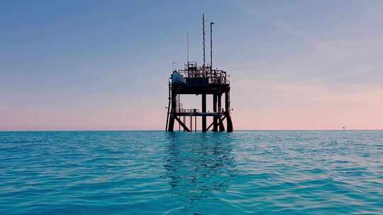 公海海上石油平台或天然气钻机进场的海平面透视
