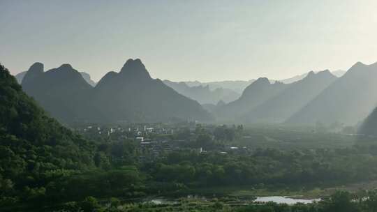 日出阳光下桂林山谷中的乡村和田地