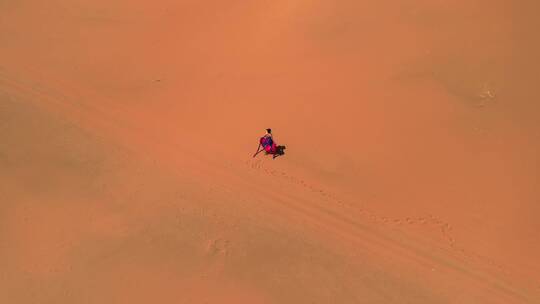 巴丹吉林沙漠美女人像航拍