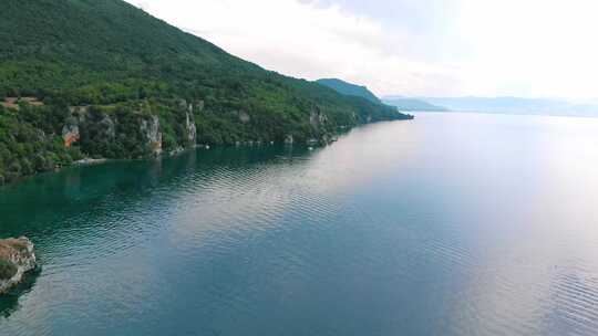 航拍马其顿海岸。欧洲南部奥赫里德湖周围的悬崖和美丽的水。