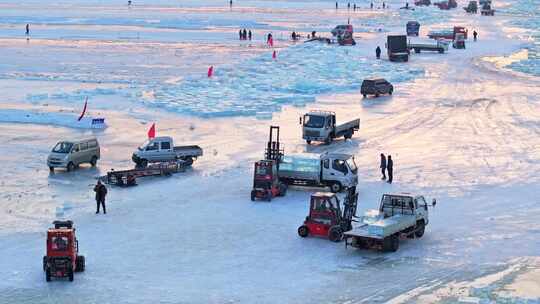 中国黑龙江哈尔滨冰雪大世界采冰航拍