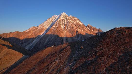 川西雅拉雪山日落日照金山航拍