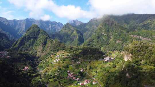 葡萄牙马德拉岛一个山村的无人机视图。乡村