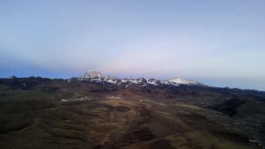 航拍雪山雅拉雪山