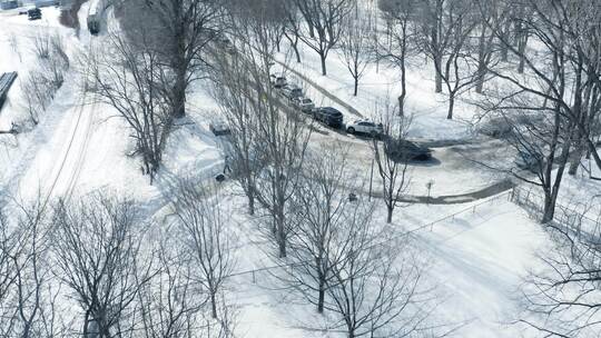 寒冷冬日在公园里乘雪橇——母子——无人机视频素材模板下载