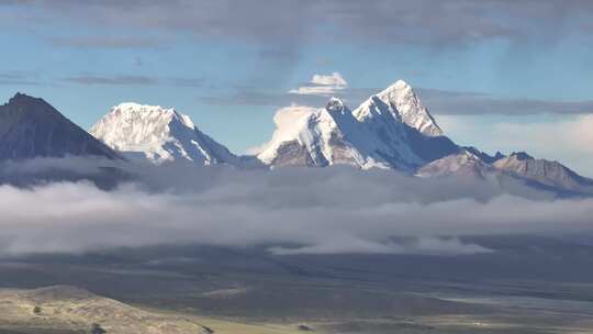 西藏冲巴雍措景区连绵雪山航拍