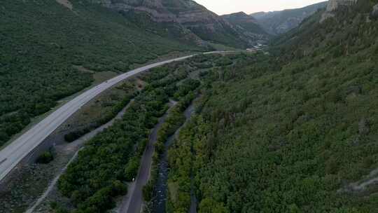 汽车行驶在普罗沃峡谷公路上的鸟瞰图，沿着