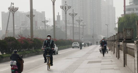 成都一环路交通行人戴口罩雾霾天气