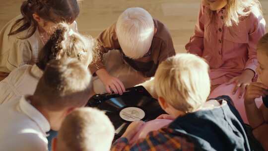 感兴趣的学龄前儿童打开唱机，仔细听和检查