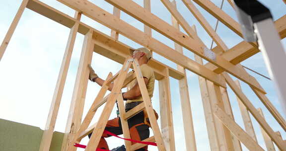 阳光明媚的一天，建筑工人在住宅建筑工地搭