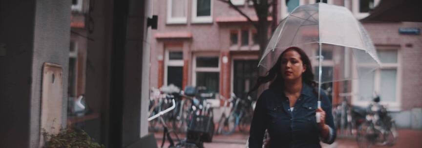 女人撑伞在步行街