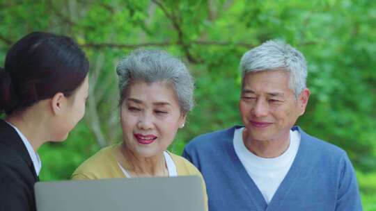 微笑服务 为老人讲解