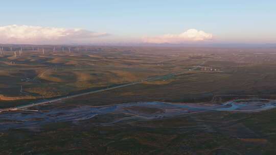 航拍青海湖断崖景区草原圣湖夕阳晚霞风车