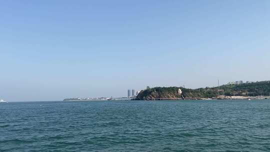 山东烟台海岸线，海上游轮观赏第一海水浴场