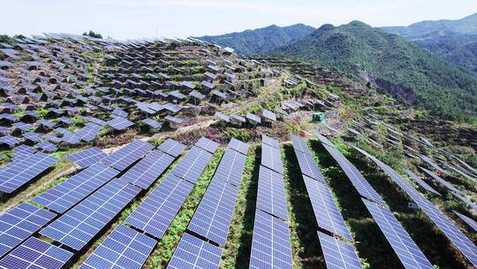 航拍山坡光伏太阳能发电场