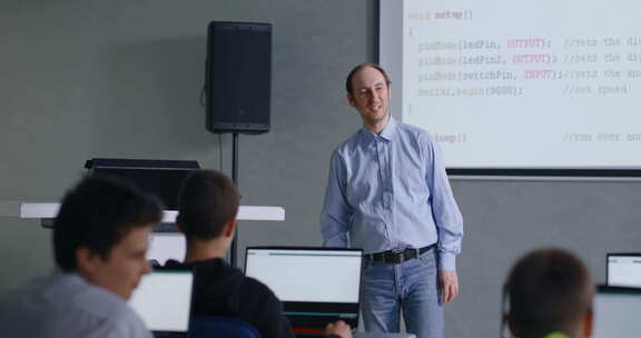 计算机科学和编程老师在教室里演讲学生听他