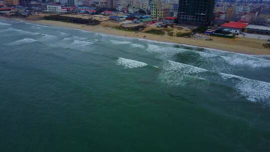 海浪飞溅的无人机视图
