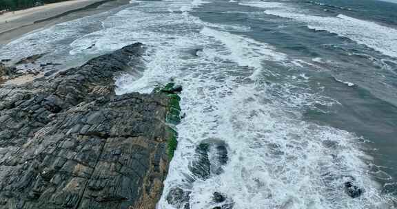 海岸礁石海浪航拍惠州黑排角惠东