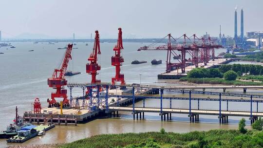 4k航拍长江扬州港口集装箱装卸货轮航道