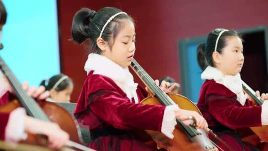 儿童演奏大提琴画面