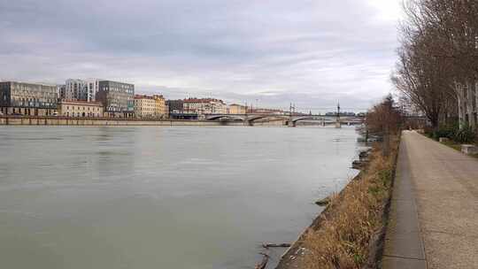 里昂的河滨长廊笼罩，在霜冻的日子里提供迷