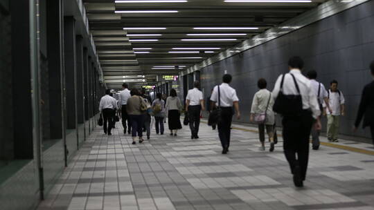东京地铁站来来往往的乘客视频素材模板下载