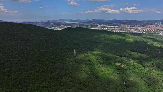 南京蓝天白云下的紫金山灵谷寺