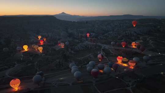 日出前土耳其热气球