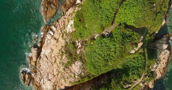 航拍俯视海边岛屿自然风景海水浪花