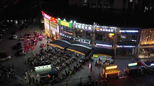 夜市俯瞰全景，热闹的街边大排档景象