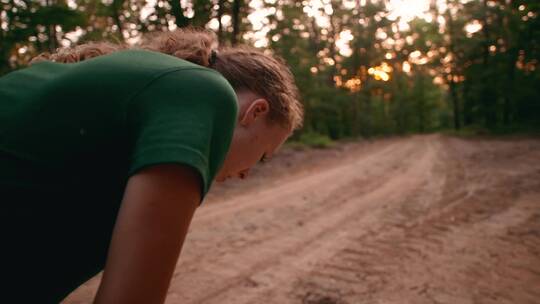 在山间小路上慢跑的女人视频素材模板下载