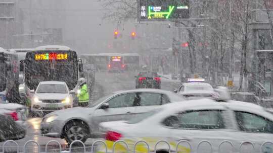 街头素材风雪中交警路口行人过马路暴雪冬天